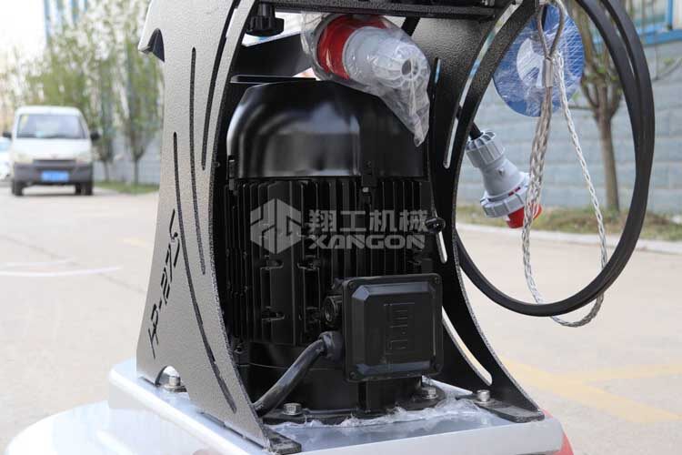 拋光機是為了讓地面表面有光澤，需要先研磨后才可以拋光。拋光分為粗拋和精拋，這時候可以使用拋光機，配合拋光墊，提高地面的光澤度。高速地坪拋光機讓你輕松完成地坪拋光工作，提高地坪亮度。