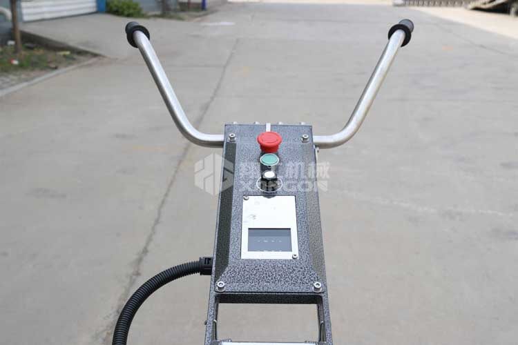 拋光機是為了讓地面表面有光澤，需要先研磨后才可以拋光。拋光分為粗拋和精拋，這時候可以使用拋光機，配合拋光墊，提高地面的光澤度。高速地坪拋光機讓你輕松完成地坪拋光工作，提高地坪亮度。