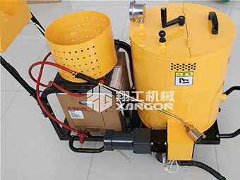 翔工瀝青灌縫機(jī)打造競(jìng)爭(zhēng)優(yōu)勢(shì)，在養(yǎng)護(hù)設(shè)備市場(chǎng)中脫穎而出
