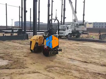 小型壓路機廣泛應用于道路壓實基礎(chǔ)建設(shè)