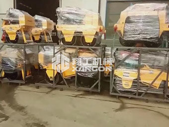 翔工機(jī)械一批小型壓路機(jī)包裝好，成功出口到國(guó)外