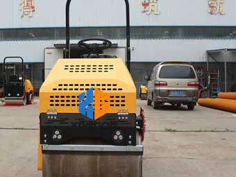 座駕壓路機(jī)“身材小，能量大”