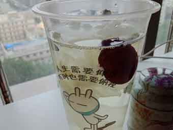 炎炎夏日到來，一杯銀耳紅棗美如詩！