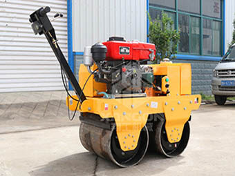 小型壓路機(jī)雨季夜間施工應(yīng)該注意哪些問題呢？