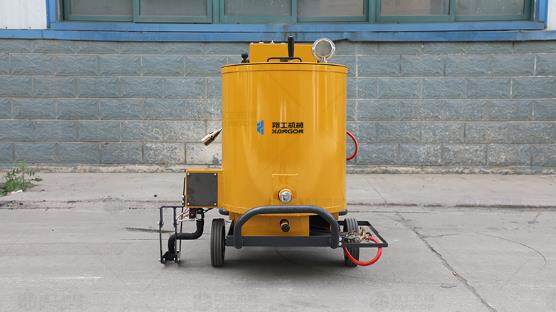 瀝青灌縫機整機配備發(fā)電機組，可以提供充足動力